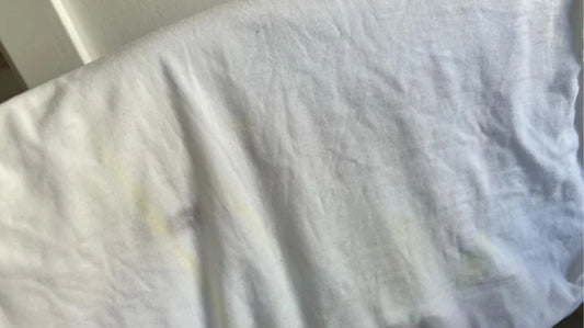 Linge blanc qui jaunit : causes et solutions